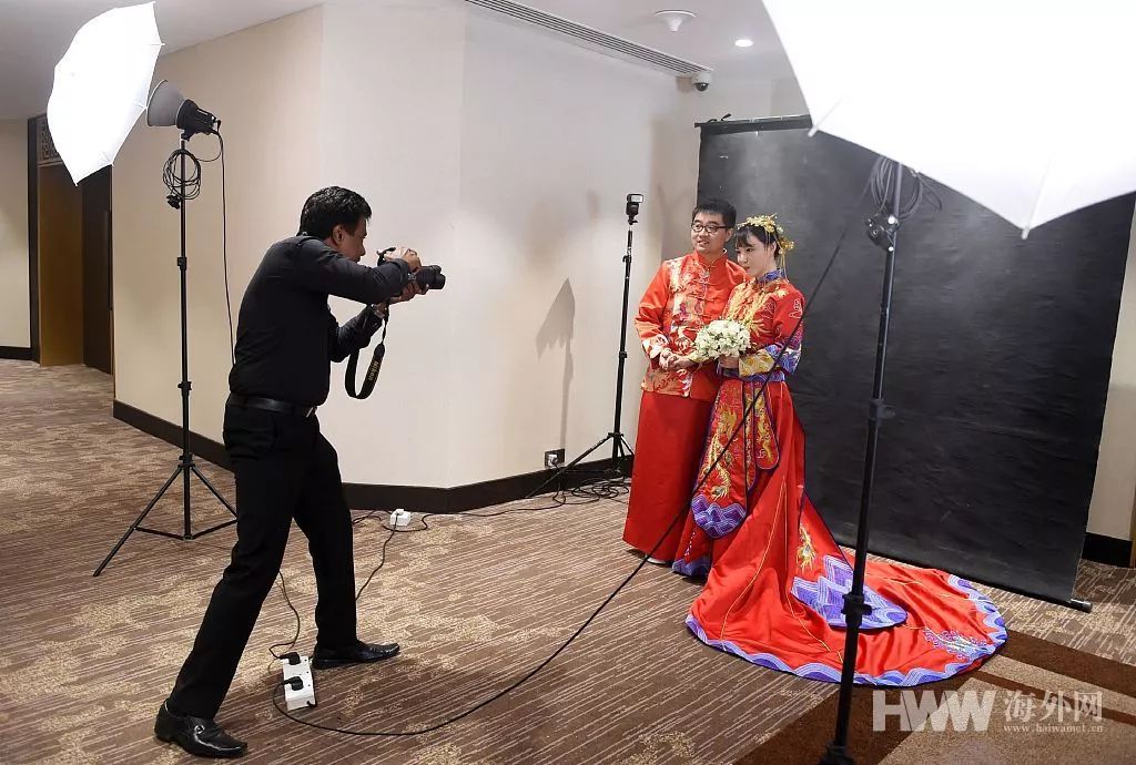 50对中国新人斯里兰卡办婚礼,总理发结婚证