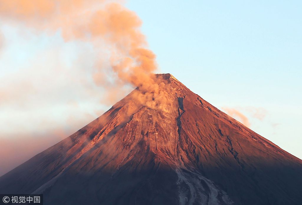 菲律宾马荣火山喷出大量火山灰 岩浆外溢
