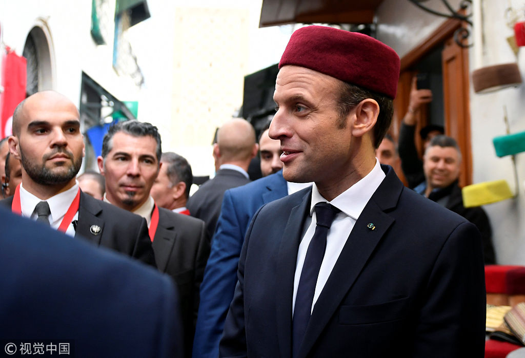 法国总统马克龙访问突尼斯老城区 入乡随俗变"小红帽"