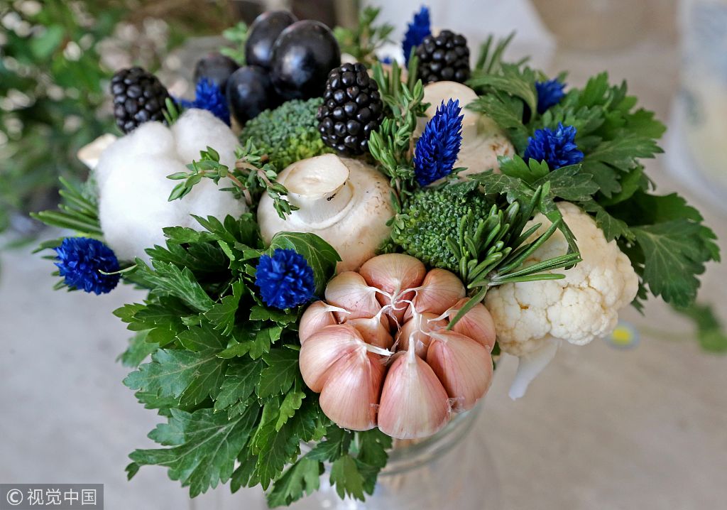 俄罗斯人用蔬菜水果扎出别样”实用“花束 迎接国际妇女节_新浪看点