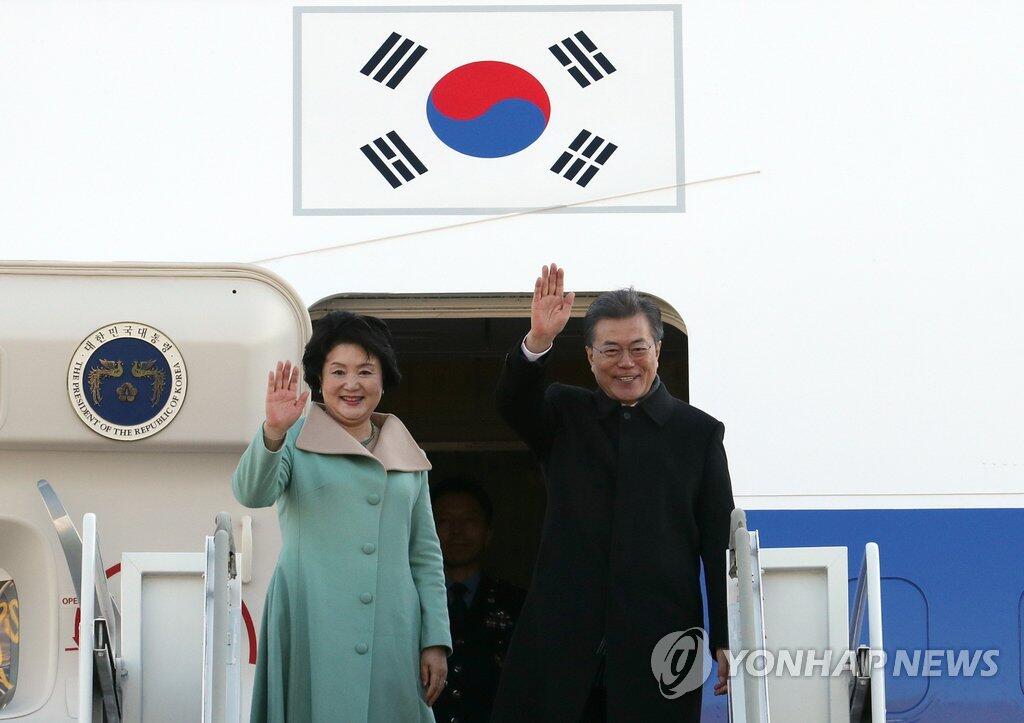 图注:韩国总统文在寅与夫人乘专机离开首尔