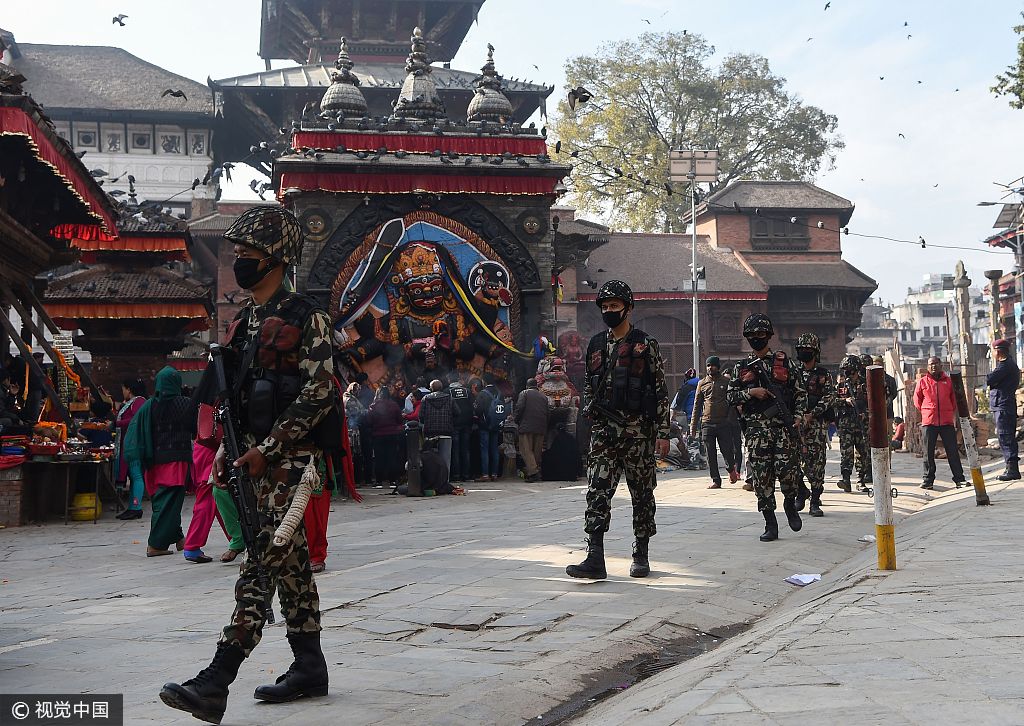 尼泊尔大选在即 士兵荷枪实弹街头巡逻维护治安