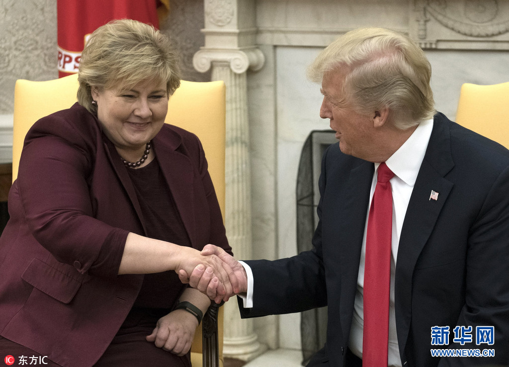 图为挪威女首相埃尔娜-索尔贝格与美国总统特朗普握手.