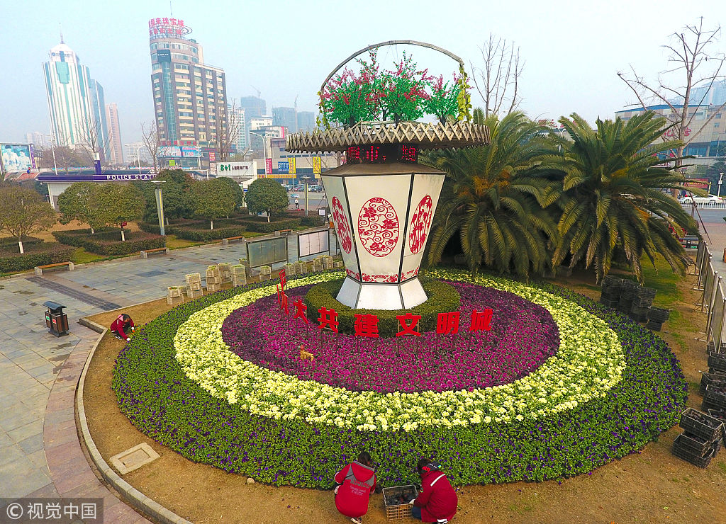园林工人在樊城人民广场摆放鲜花.