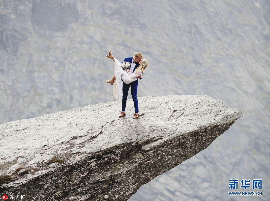 美国夫妇在挪威"巨人舌"拍摄壮丽婚纱照 演绎巅峰浪漫|婚纱照|拍摄|挪威_新浪新闻