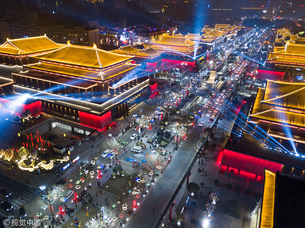 西安“现代唐人街”灯光四溢,宛如上演现代科幻大片_新浪看点