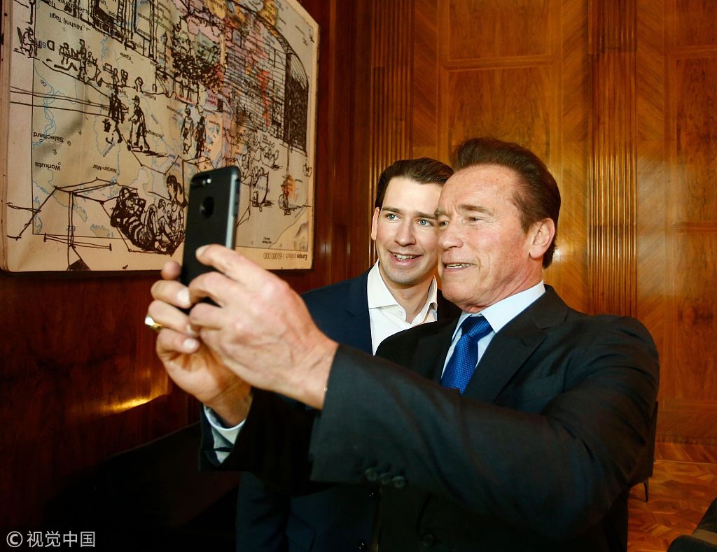 大佬会面!施瓦辛格与奥地利总统会面 握手似好兄弟还玩起自拍