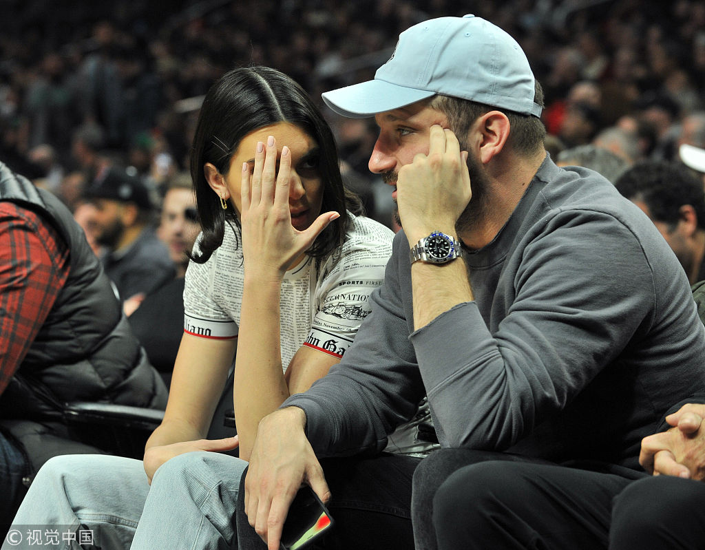 肯达尔·詹娜为男友格里芬打Call 球场下热聊害