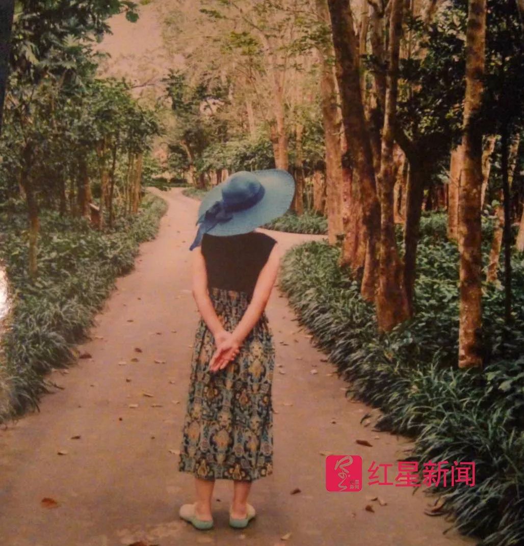 ▲与以前的雇主去三亚旅游时,范雨素留下的背影照