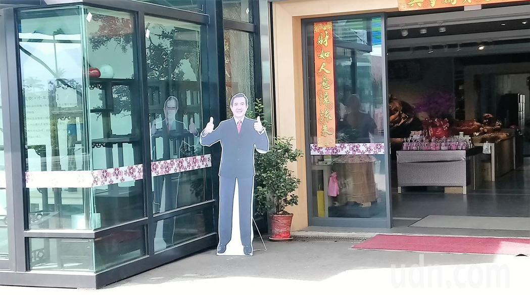 1516193614596850.jpg 有旅游业者抱怨,陆客减少,只有门口马英九的立牌陪着自己看店。