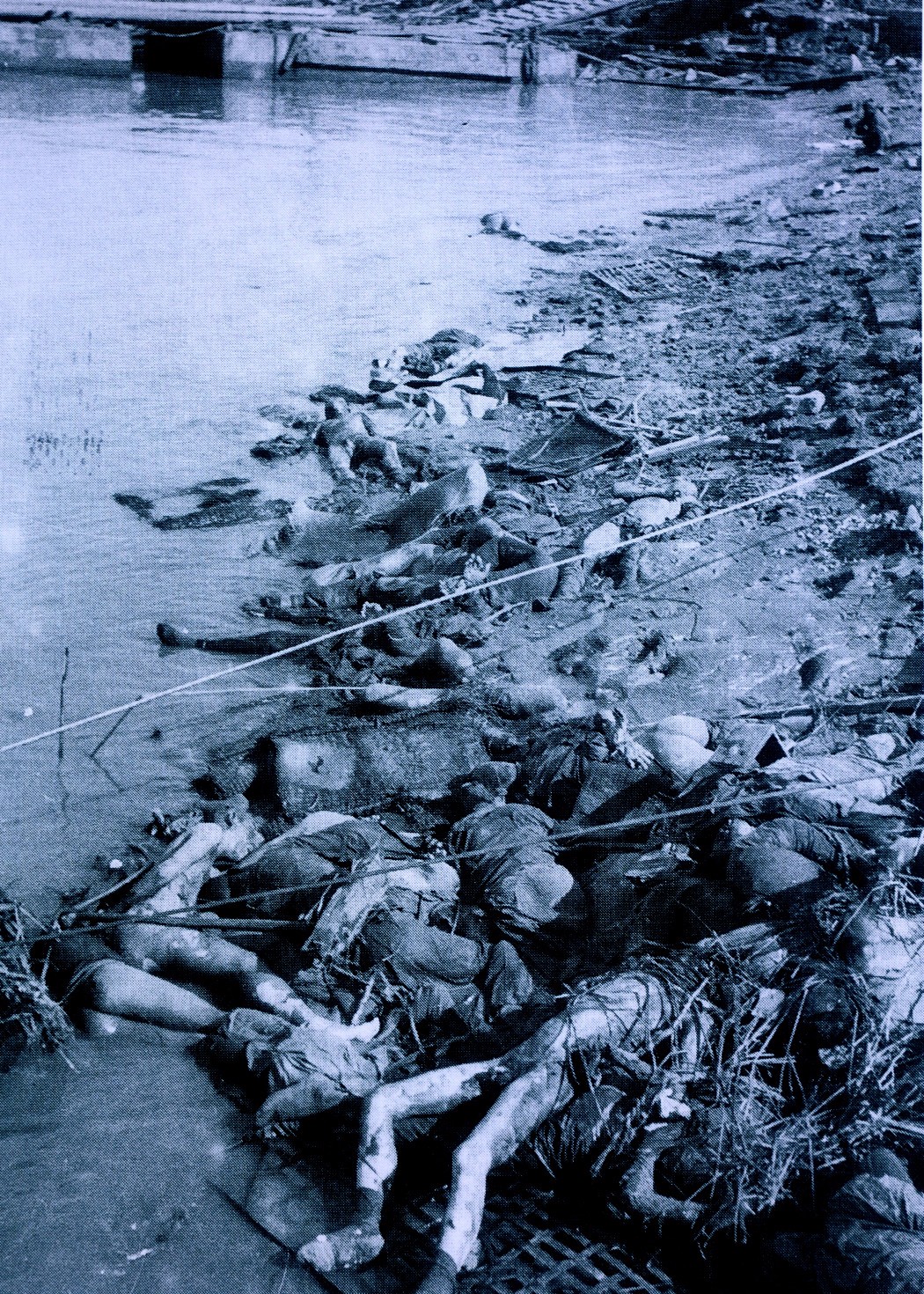 被日军屠杀后,堆在南京江边的中国人尸体.选自《村濑守保写真集.