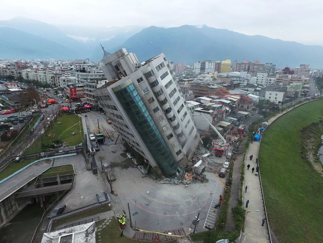 台湾花莲强震，饭店塌陷地下，三楼变一楼！_凤凰网