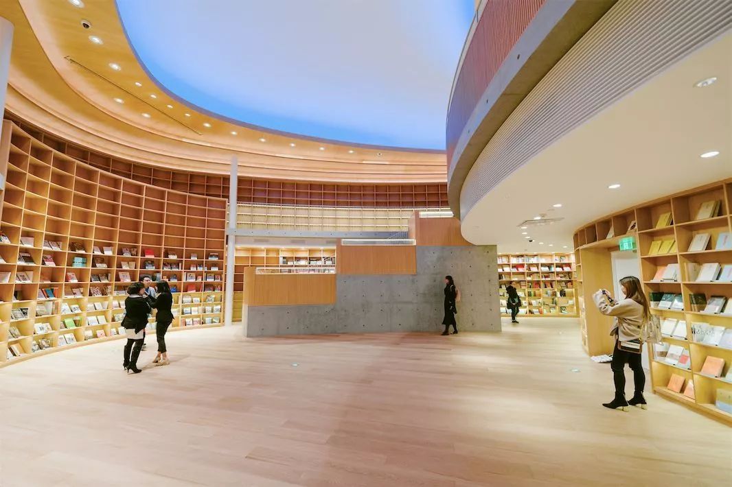 81岁的新华书店被日本设计师爆改!竟比茑屋书店还好看