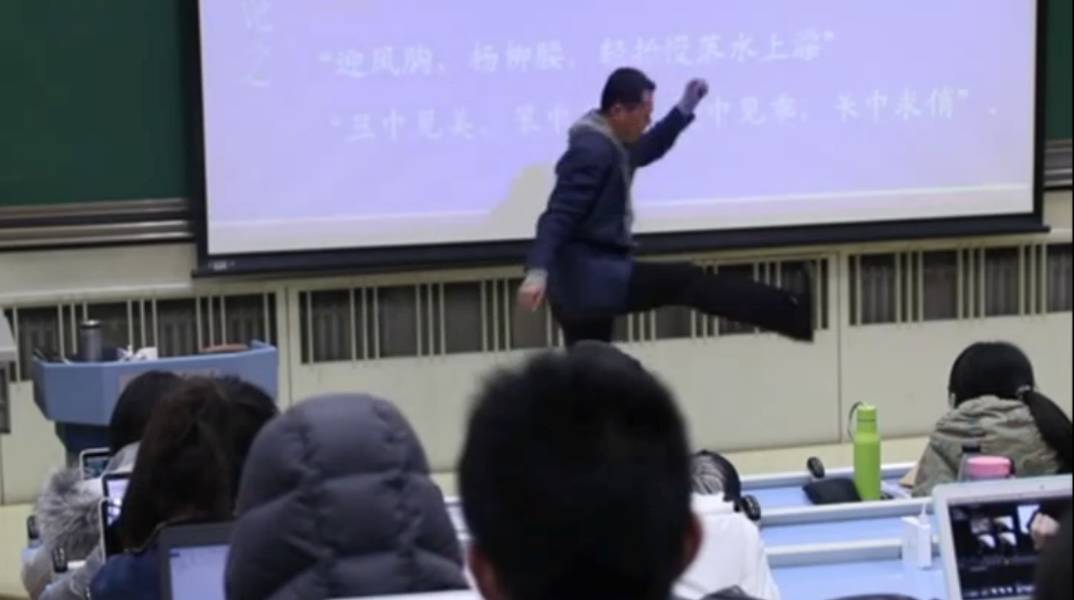 不如跳舞!讲台上画风突变,被教书耽误的 艺术家