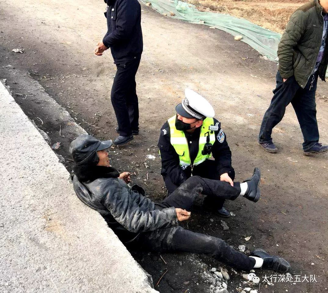 老人告诉民警,今年已经71岁,是自己骑车不小心摔倒的,只感觉双腿发麻