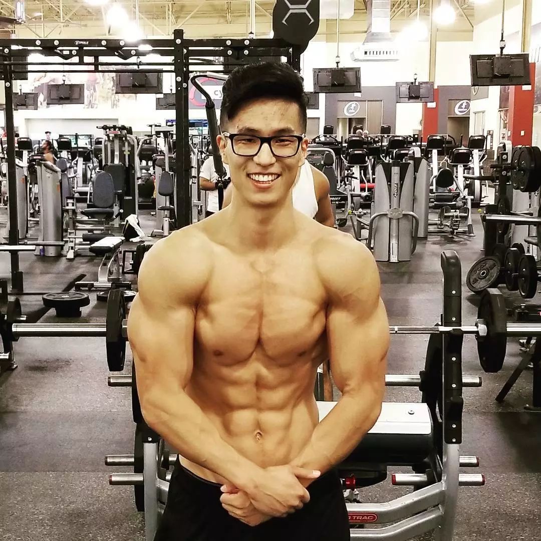 原来已有5年健身经验的他，用1年时间又练回肌肉男，从222斤到158斤的蜕变，棒呆了