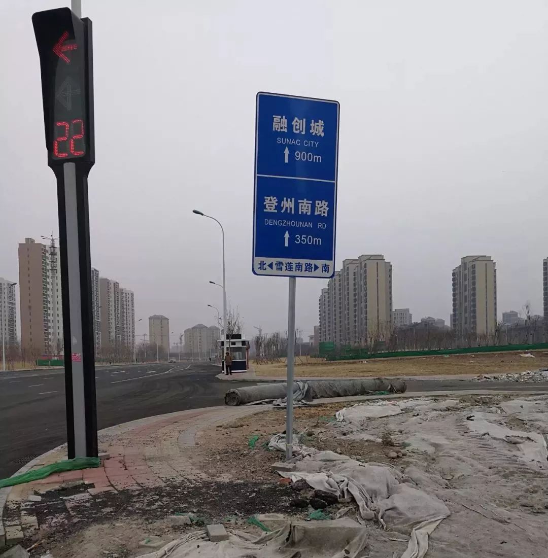 西青区营浮路两侧便道成停车场,大量汽车占压