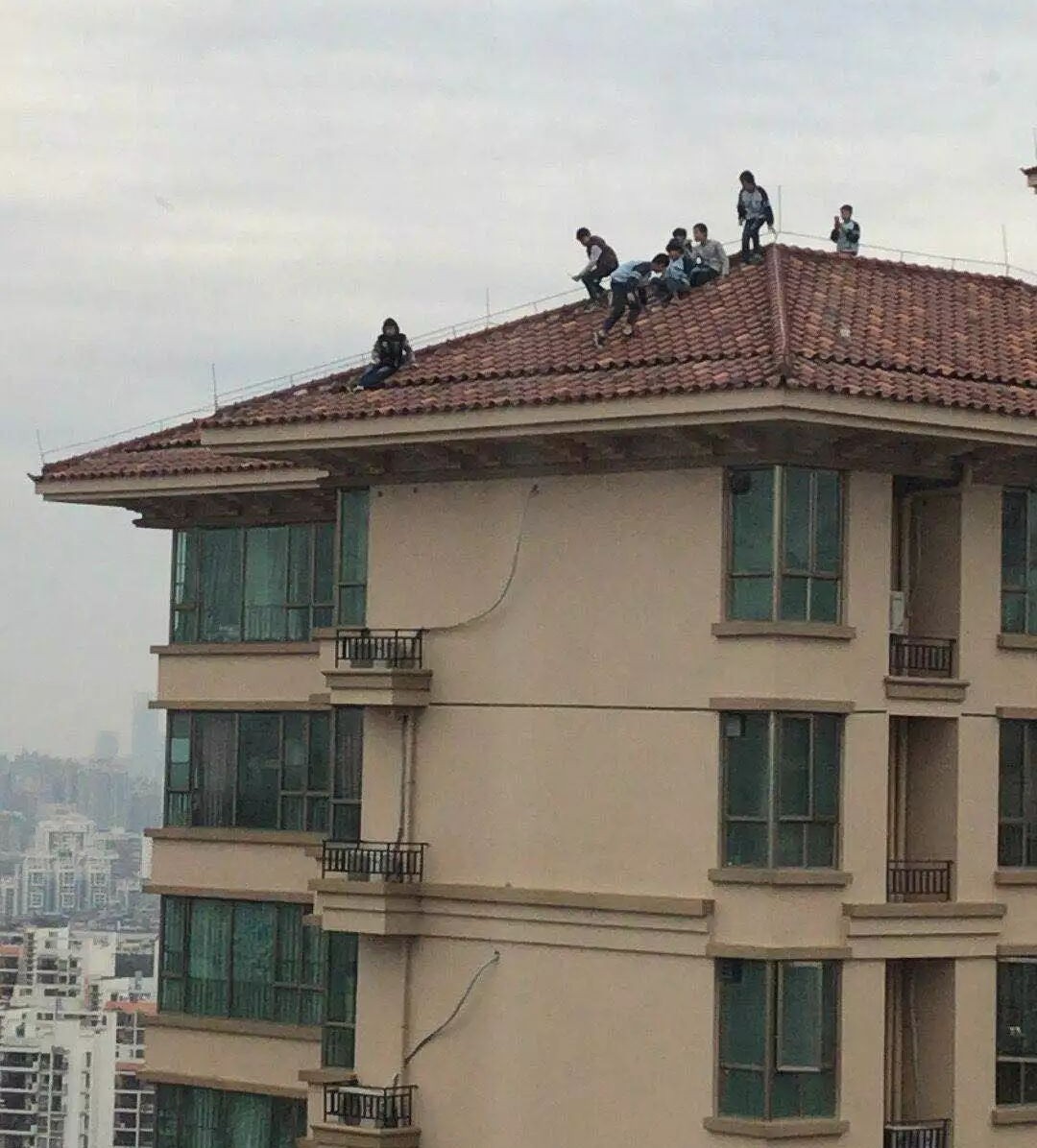 一男一女坐在楼顶，鸟瞰城市风景-星球的人物自由创作作品