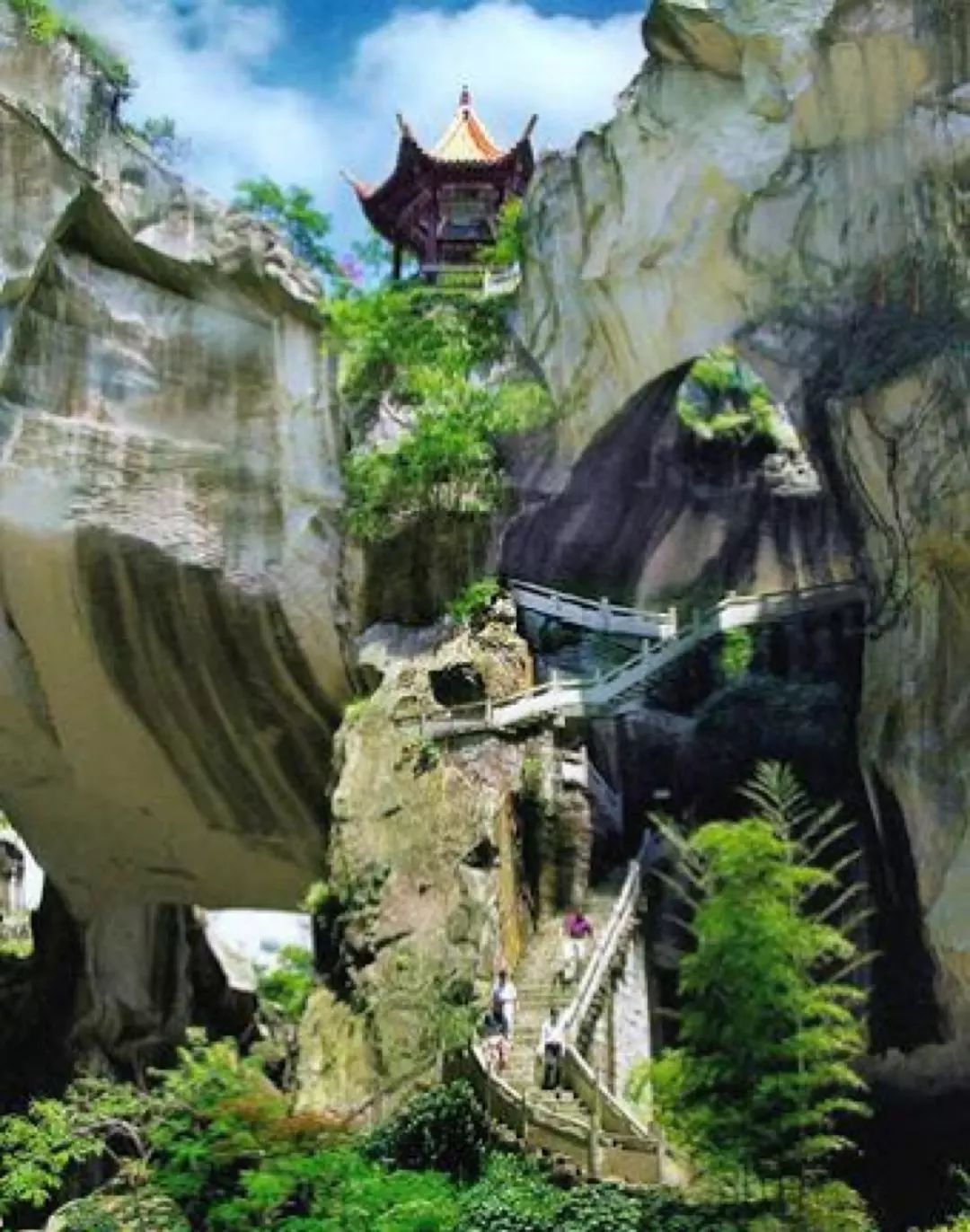 在推介会现场,温岭市旅游实业有限公司和温岭市长屿硐天旅游实业有限