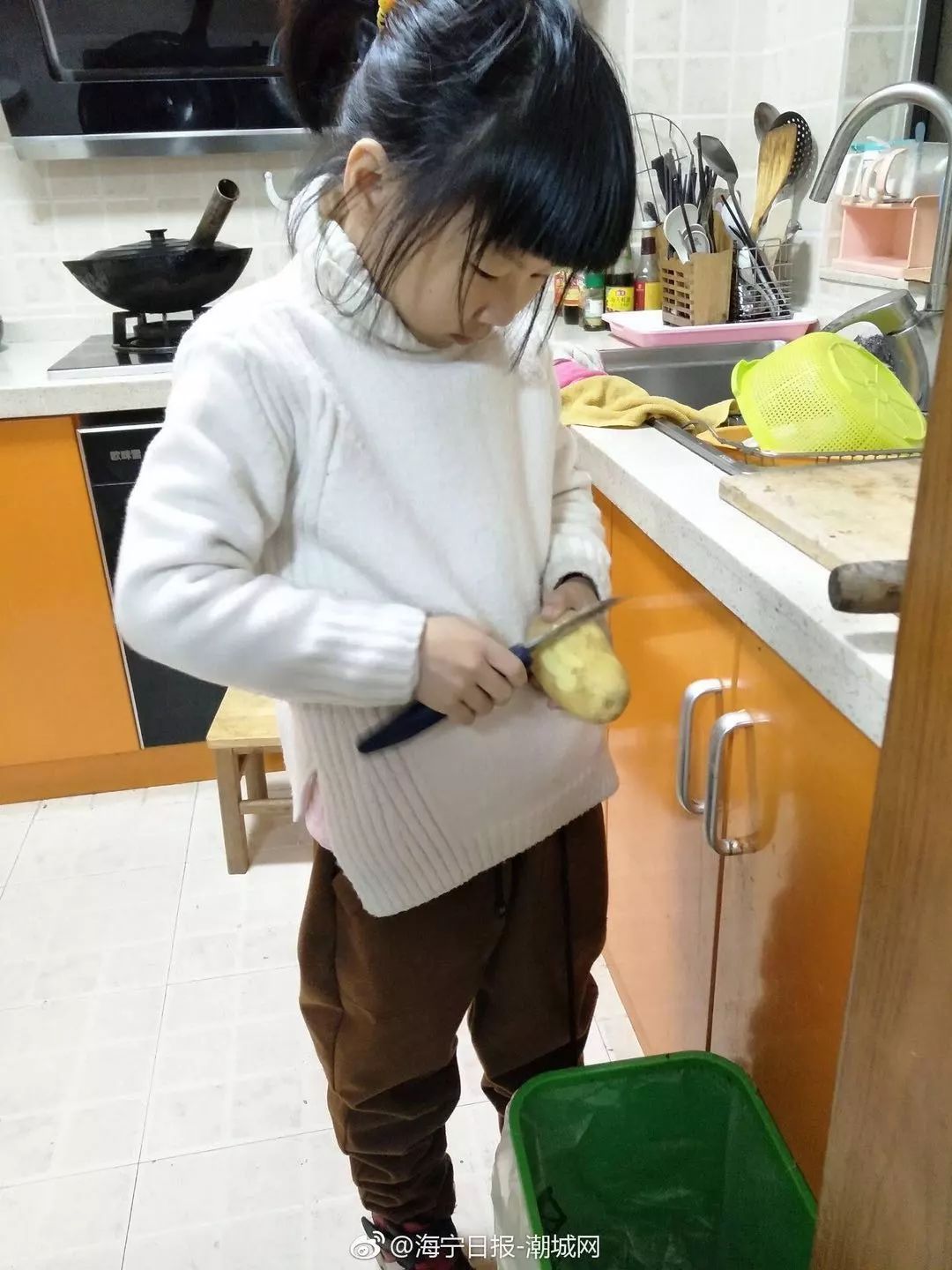 大写的服气!10岁女孩每天放学买菜做饭等爸妈