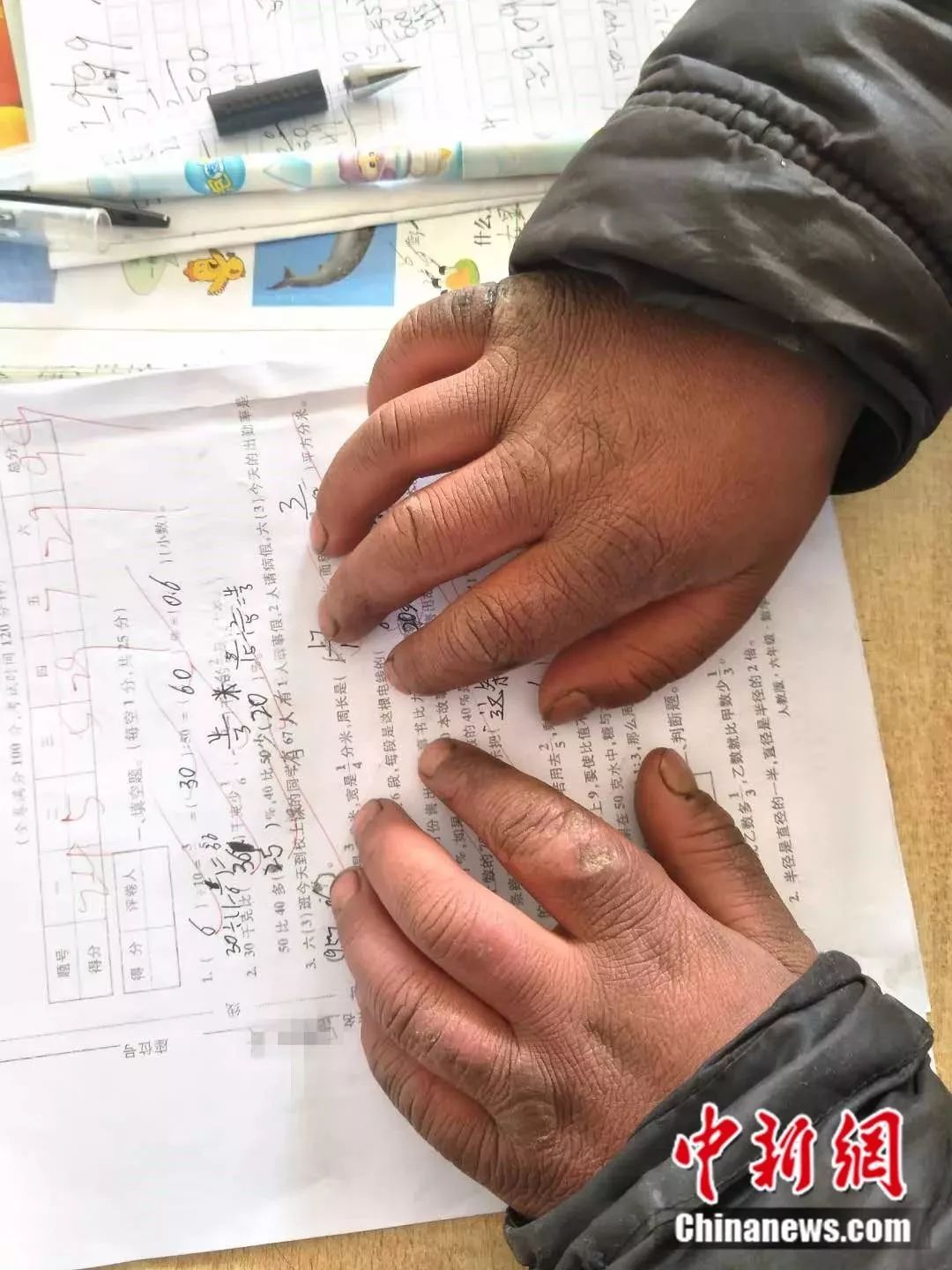 而就是这样的一个头顶冰花,手长冻疮的孩子,他桌子上铺着一张99分的
