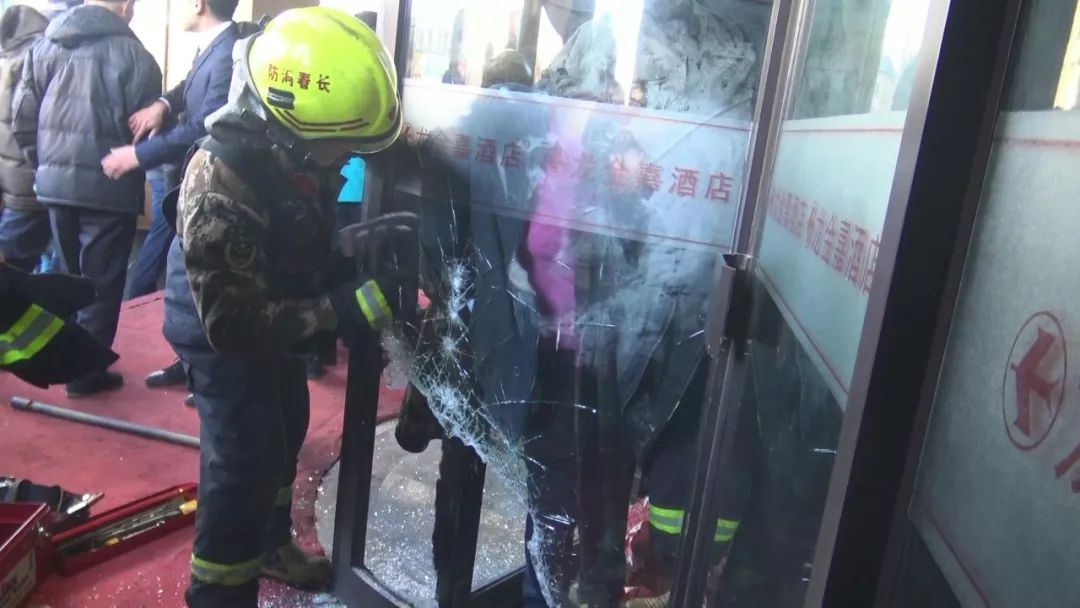 中年女子右臂被夹旋转门中 消防战士跪地凿玻璃救人
