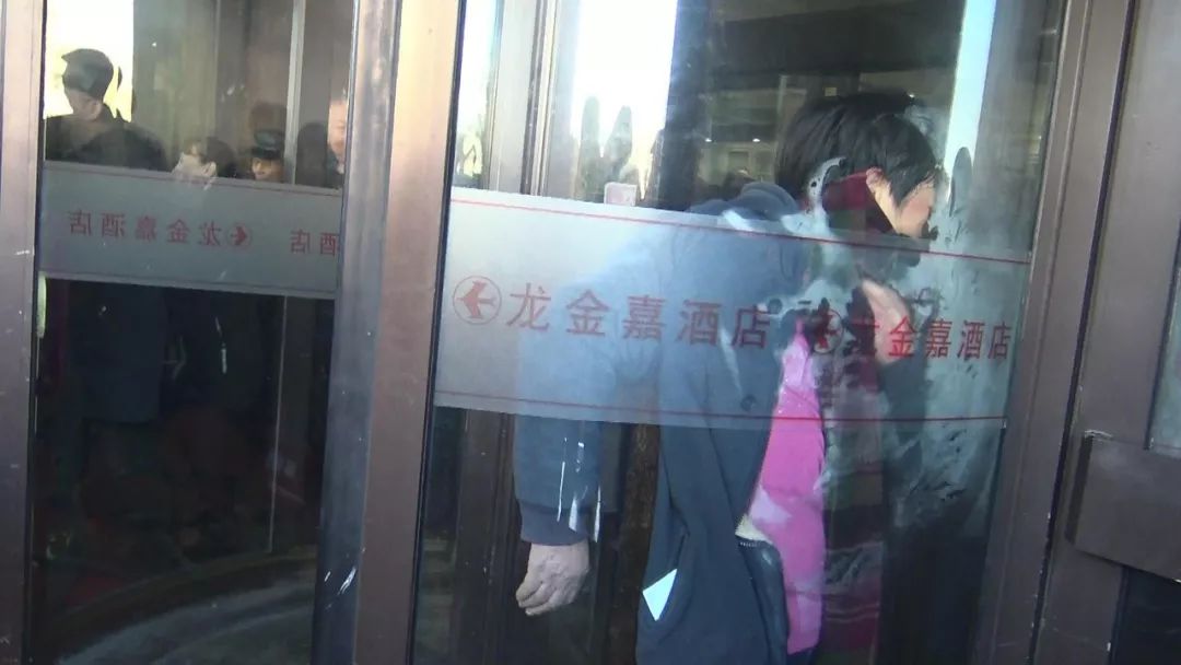 中年女子右臂被夹旋转门中 消防战士跪地凿玻璃救人