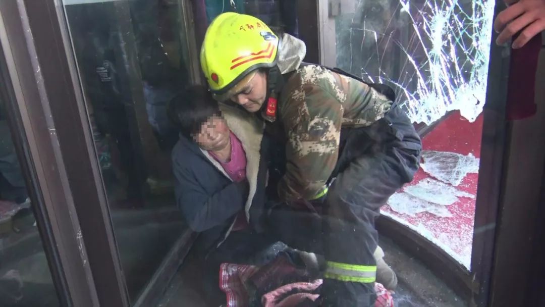 中年女子右臂被夹旋转门中 消防战士跪地凿玻璃救人