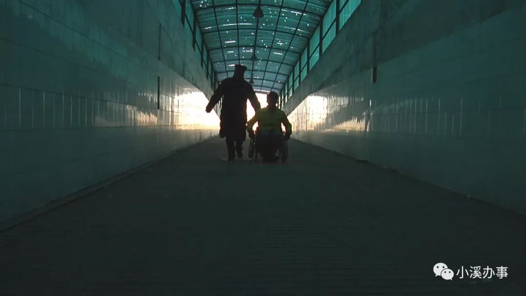 公益众筹!轮椅少年每天坐火车上下班,新年有