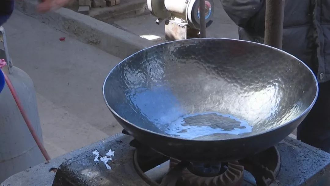 北京开车来章丘，只为买口大铁锅!不少章丘铁匠，自家炒菜已经没锅……