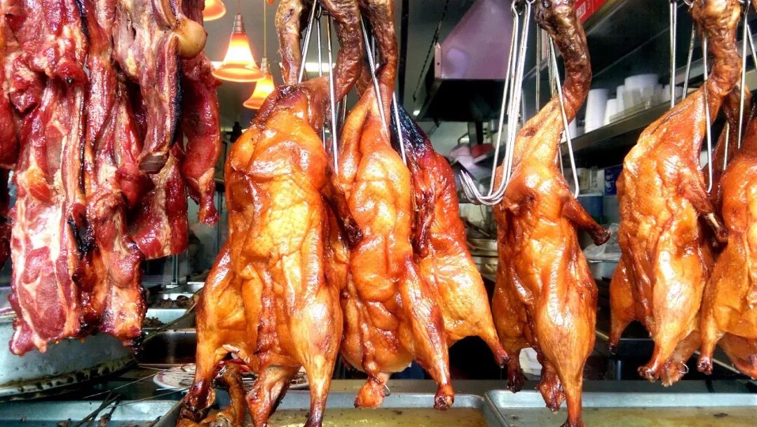 ▍正确做法:肉类腌制好后,挂在阴凉通风处,避免高温、高湿和阳光直射即可。