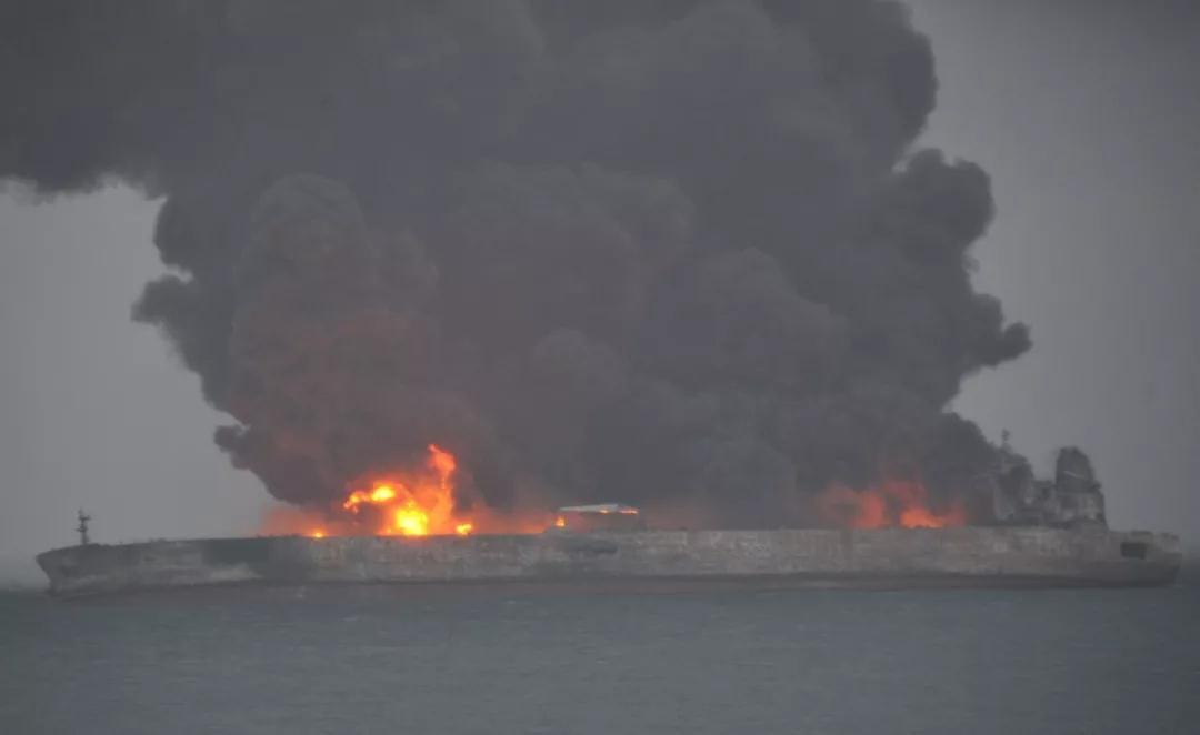 央视新闻:巴拿马籍油船与香港籍散货船在长江口以东相撞