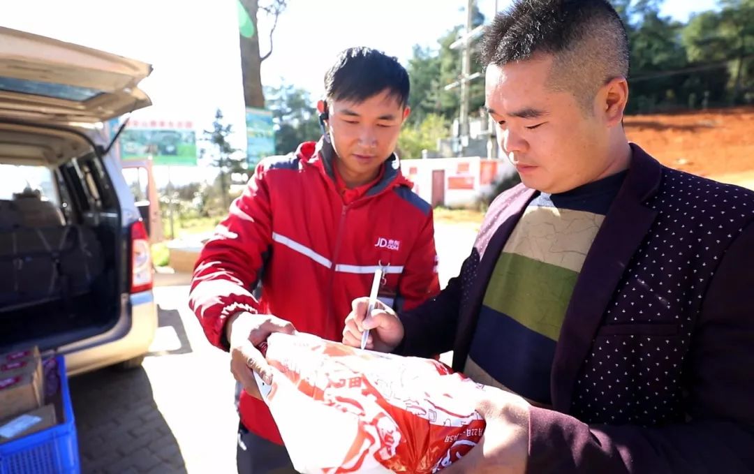 京东配送员董家贵上个班要过68道弯,村民这