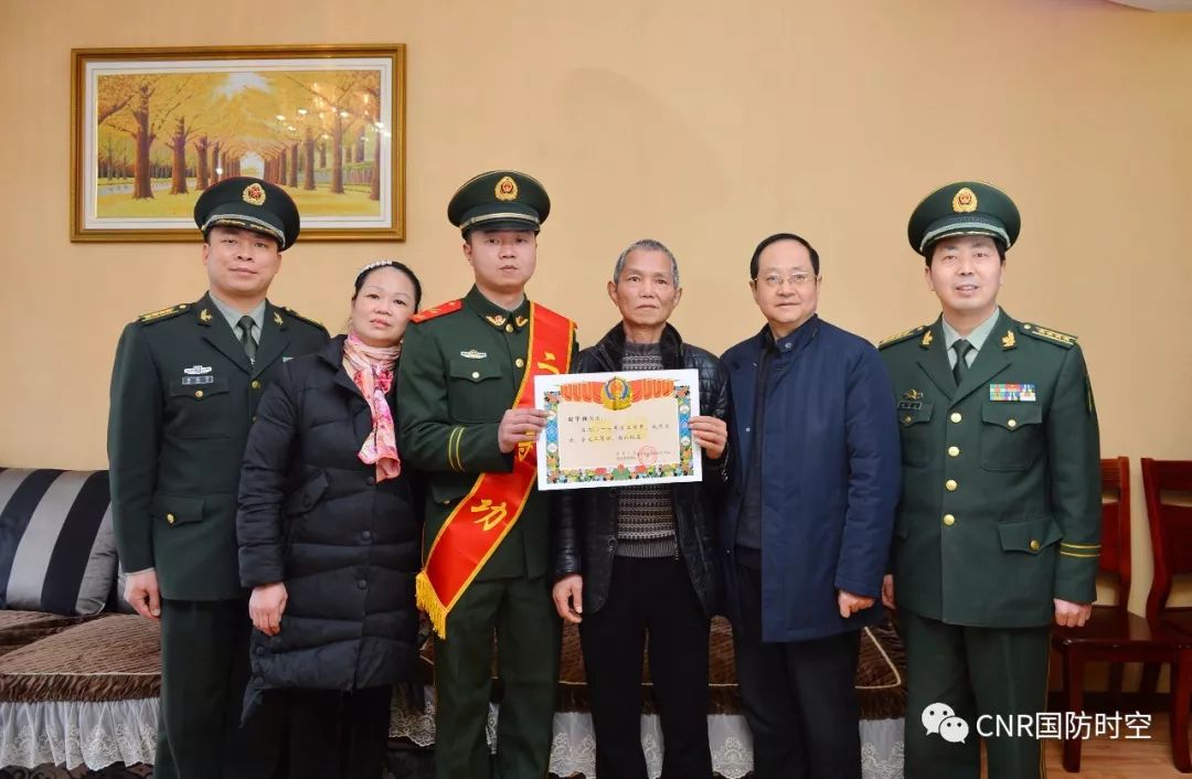 2月27日,在封宇恒家中,武警重庆总队执勤第二支队政委涂枝金代表部队