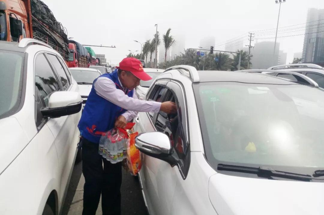 海口市紧急通知今天继续放假 离岛航班一票难