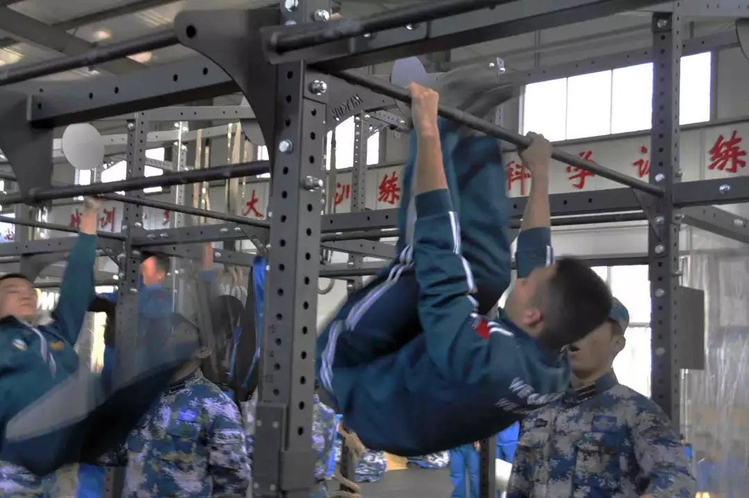 健身房里的兵哥哥,请问你们缺女朋友吗?|杠铃|