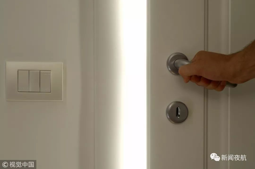 惊呆!男子酒后拿钥匙误开邻居门,进入卧室后…