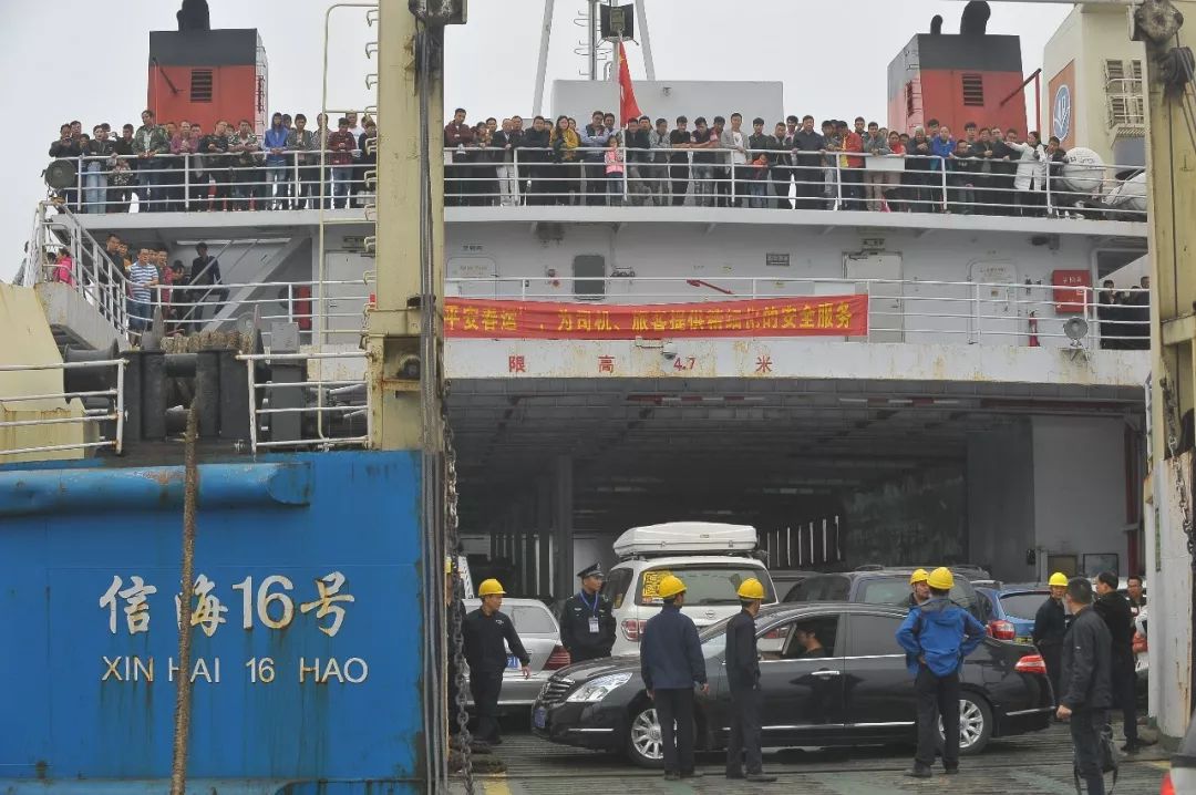 △2月22日,海口秀英港,车辆进入车滚轮(图/视觉中国)