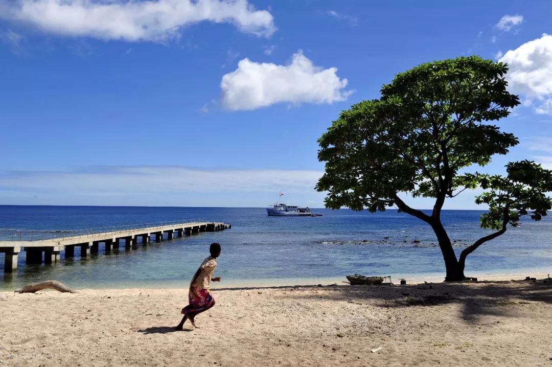 ↑巴布亚新几内亚特罗布里恩岛海滩景色。新华社记者张建松摄