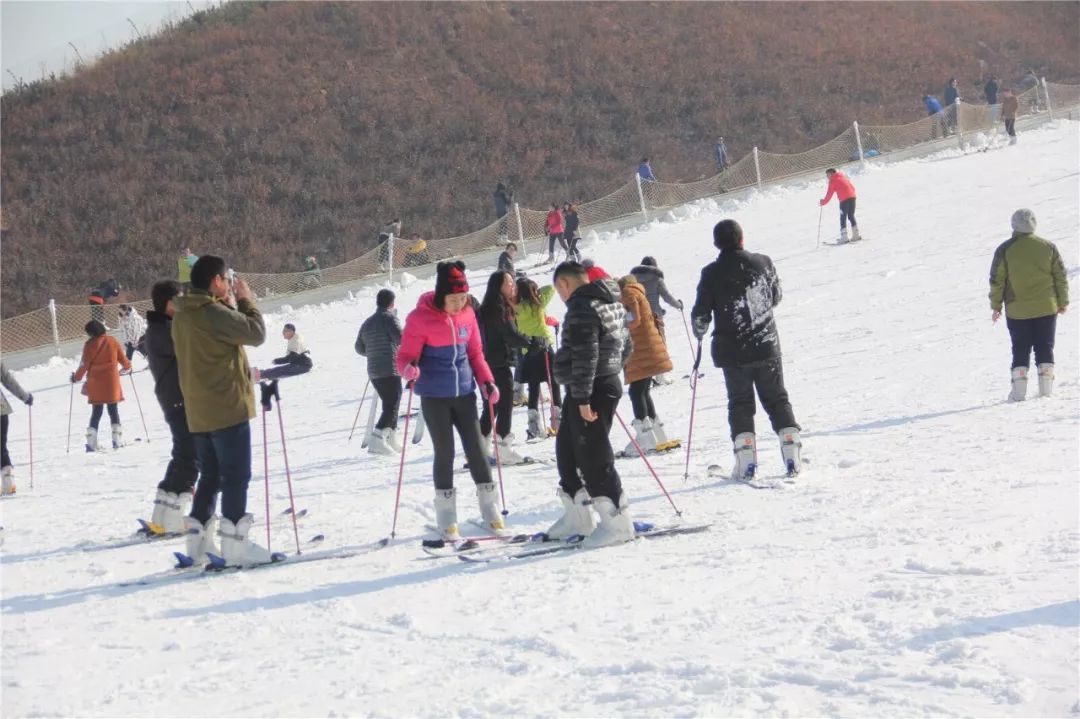 雪野出大事了!海逸山庄圣诞节微信拆礼盒活动,听说送滑雪票?大奖居然是这个!