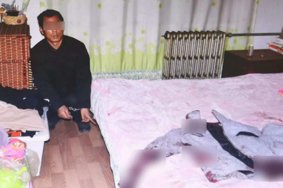 怀疑新婚妻子出轨,男子在床下安装窃听器,听到