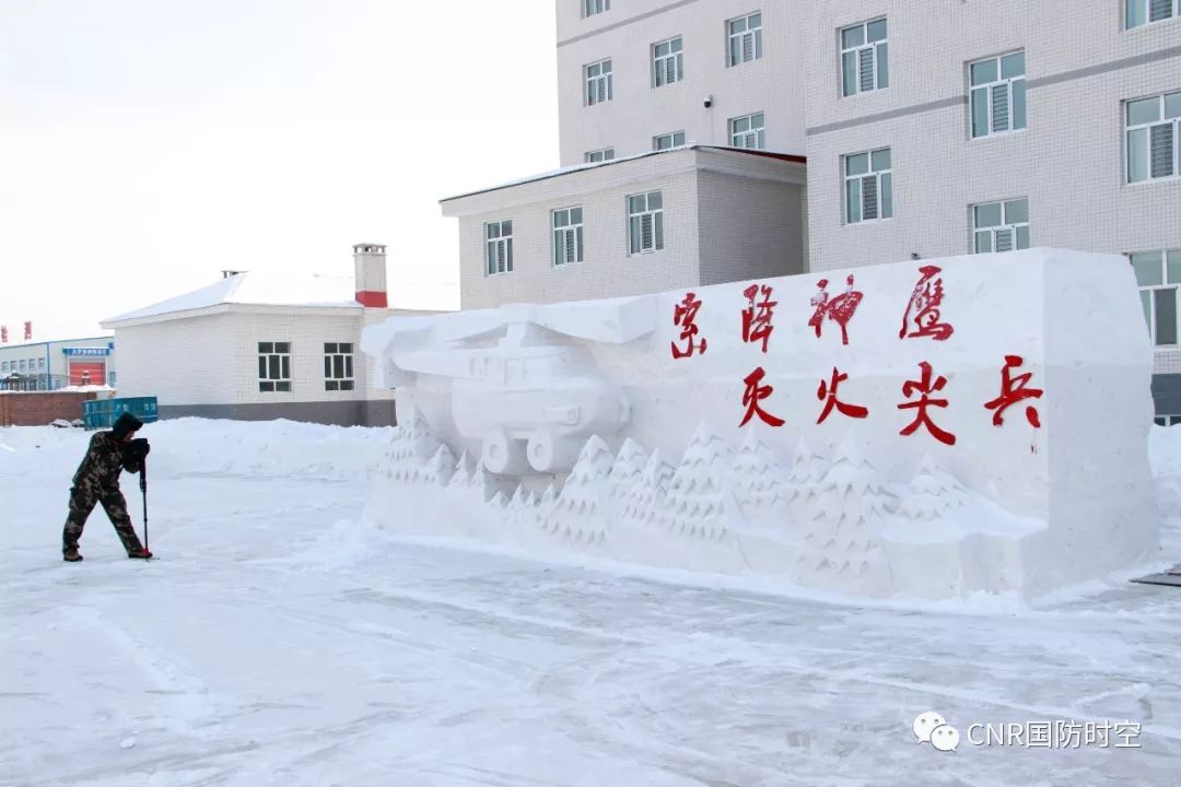 新闻报道员高飞翔正在拍摄官兵们制作的雪雕作品武警内蒙古大兴安岭