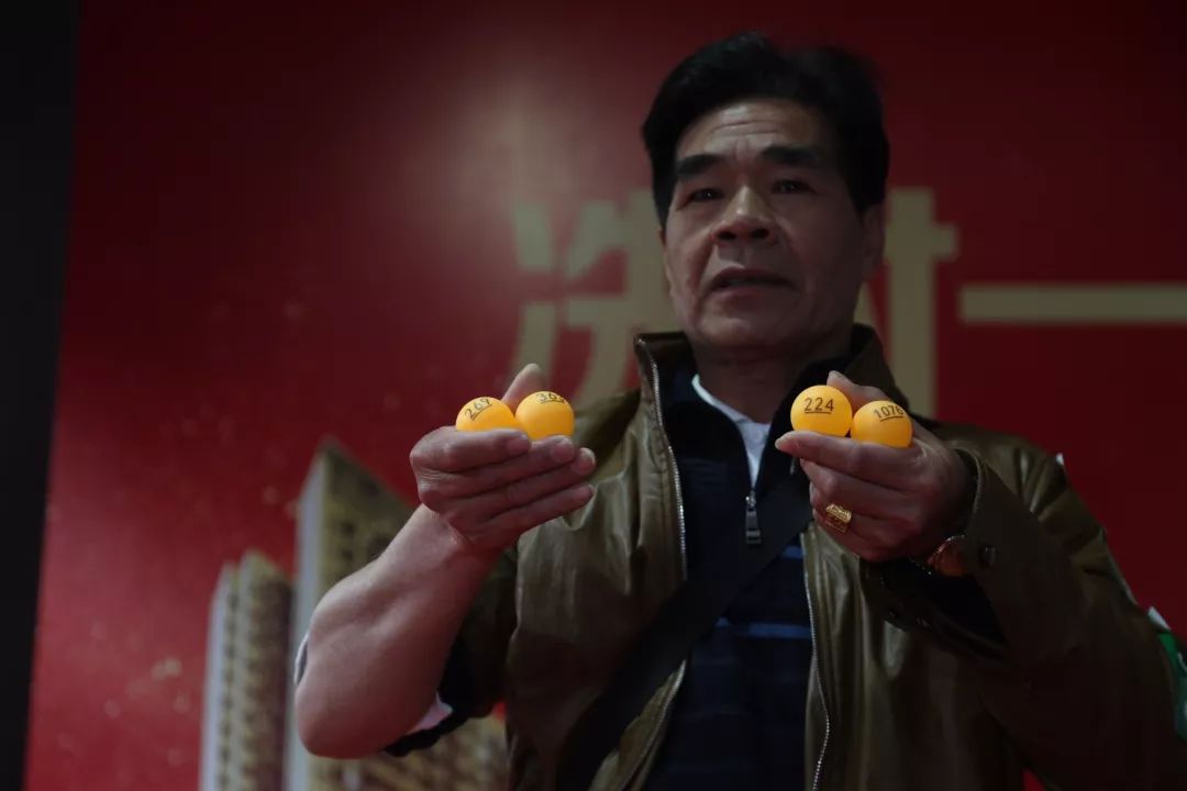 女子报团澳洲游,却被安排与两男士拼房!拒绝