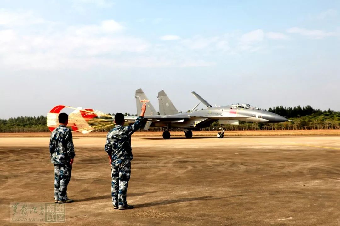 战机连续升空,南部战区空军某旅跨昼夜融合飞行