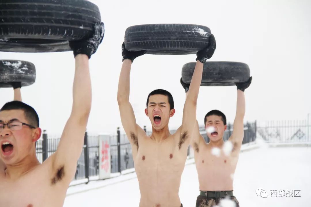 双击666冰天雪天赤膊进行抗寒训练军人血性虎气在零度爆表