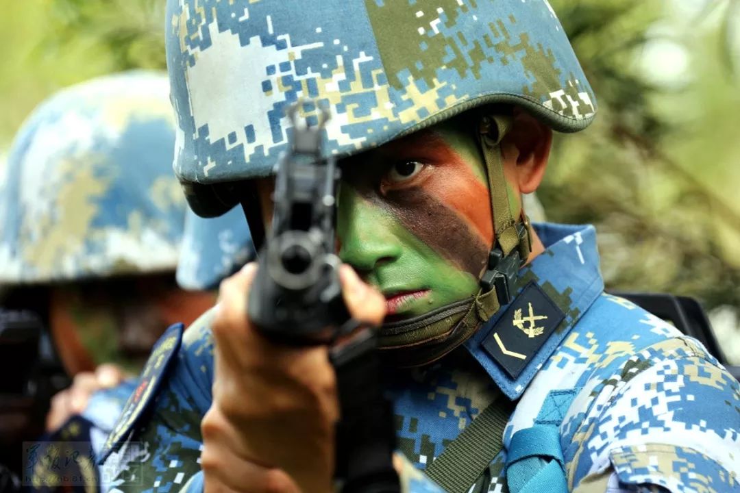 "两栖霸王花"沙场怒放!海军陆战队女兵冬季训练高清猛图|海军陆战队|霸王花|王雁翔_新浪军事_新浪网