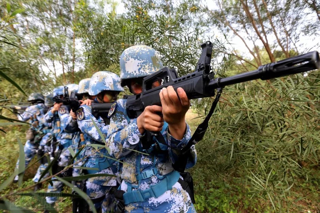 "两栖霸王花"沙场怒放!海军陆战队女兵冬季训练高清猛图|海军陆战队|霸王花|王雁翔_新浪军事_新浪网