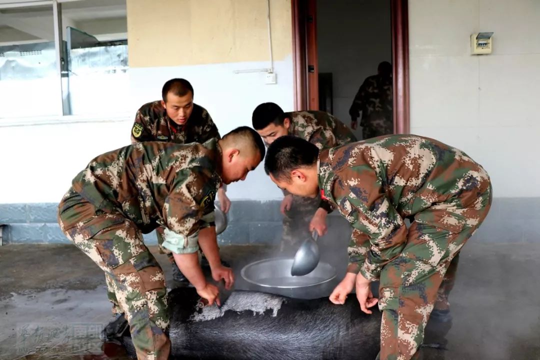 舌尖上的军营《腊味边防》来袭，让你想起炊事班的新年|腊味|腊味边防|武警官兵_新浪军事