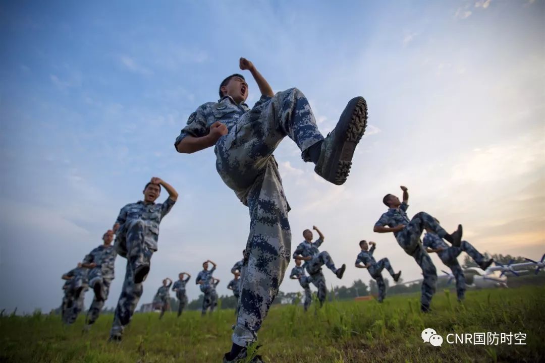 空军某场站场务连官兵进行训练