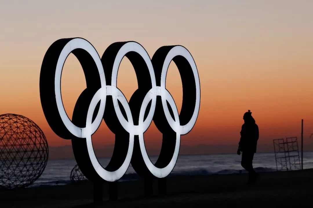 韩国江陵静浦海岸上的奥运五环标志